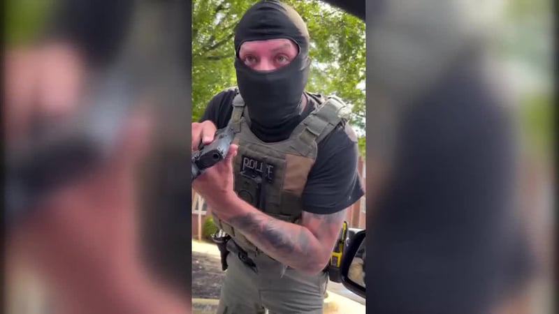 A Virginia woman said a confrontation with federal agents left her looking down the barrel of...